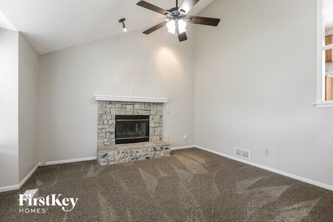 Building Photo - 517 SE Onyx Dr