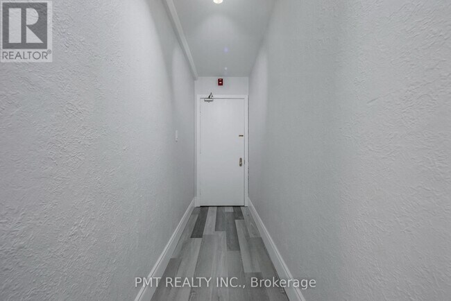 Photo du bâtiment - 8-8 Wellington St W