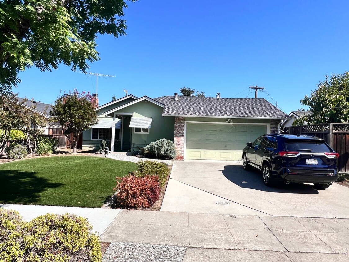 Foto del edificio - Spacious 3 Bedroom 2 Bath with Attached 2 ...