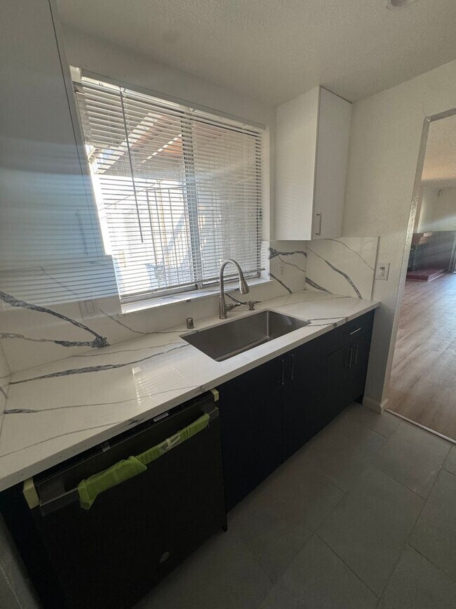 Foto del edificio - Beautifully Updated 2BD/2BA Condo | In-Unit Laundry, Garage & Greenbelt Views