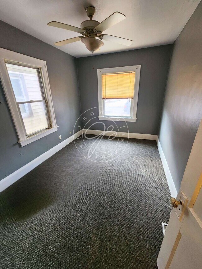 Foto del edificio - 2 bed with huge bonus finished room in basement!