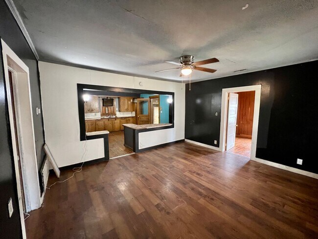 Building Photo - 3 Bedroom, 1.5 bathroom Home Available Now!