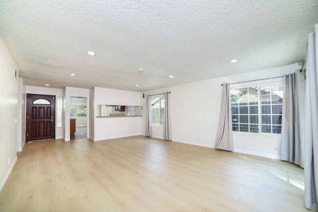 Building Photo - 1728 W Phillips Dr