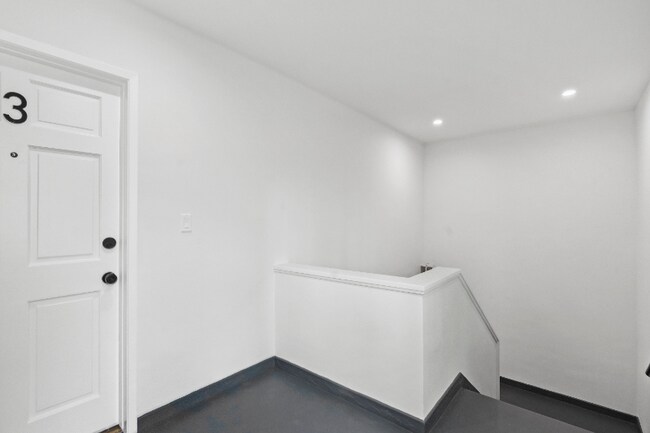 Foto del edificio - 1948 N Alexandria Ave