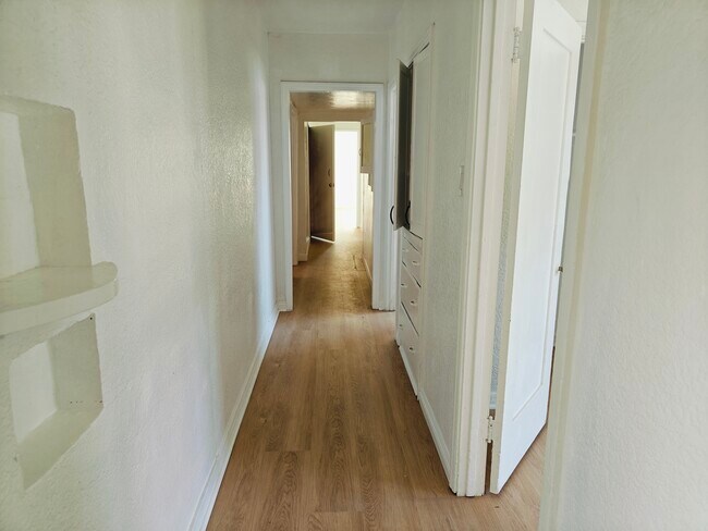 Hallway - 1016 E Oaks St