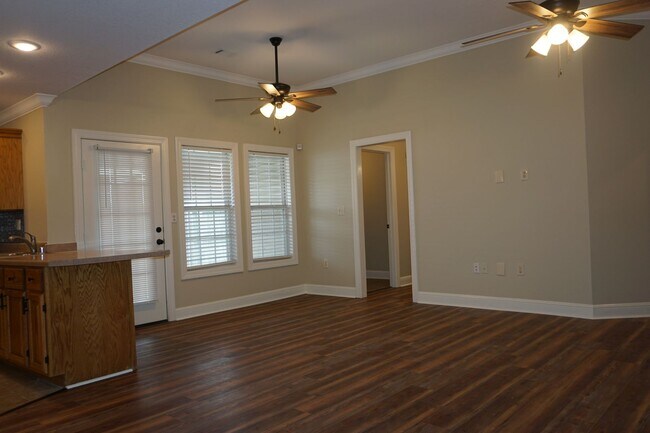 Foto del edificio - 4 Bed 2 Bath two car garage  Home