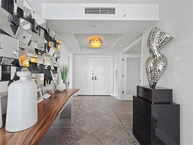 Foto del edificio - 17555 Collins Ave