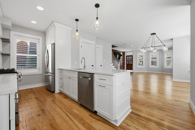 Foto del edificio - Charming Updated 4B/2.5B Home with Fenced Yard & Parking Included