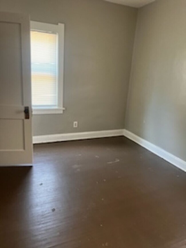 Building Photo - Cute 2 Bedroom 1 Bath House