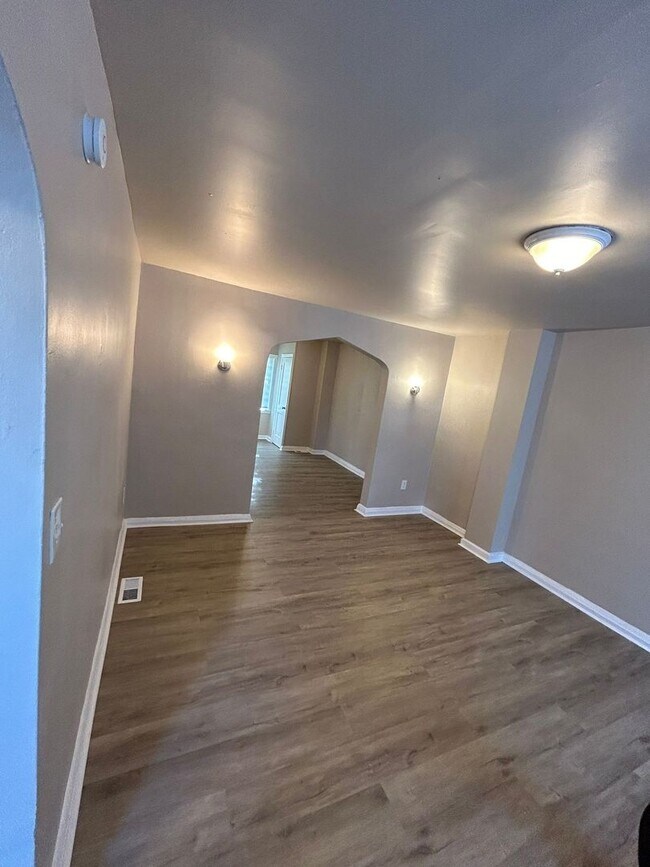 Building Photo - Three Bedroom One And A Half Bath Corner P...