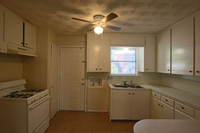 Building Photo - Spacious 2 Bed 1 Bath Duplex in Central Ty...