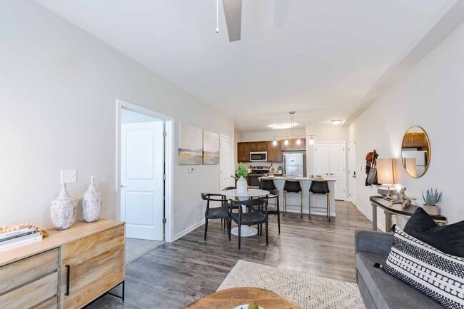 Building Photo - District Vue