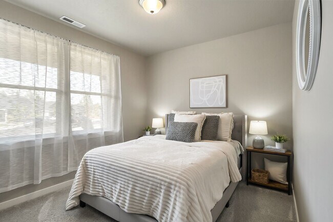 Foto del edificio - Spacious 4 Bedroom Gem with Private Backya...