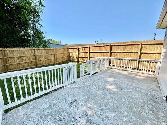 Building Photo - Spacious 4-Bedroom Home with Front Porch a...