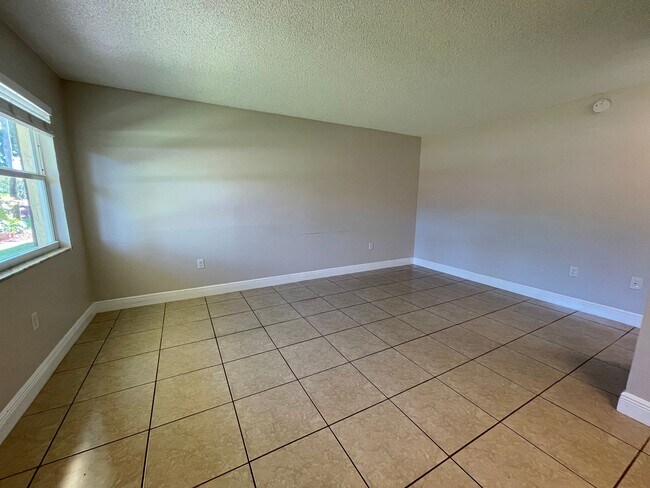 Foto del edificio - ANNUAL RENTAL - POINCIANA 1 BED / 1 BATH