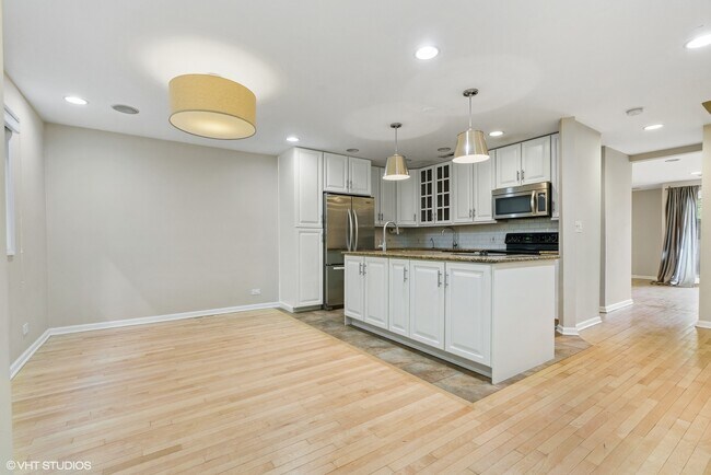 Building Photo - 1330 N La Salle St