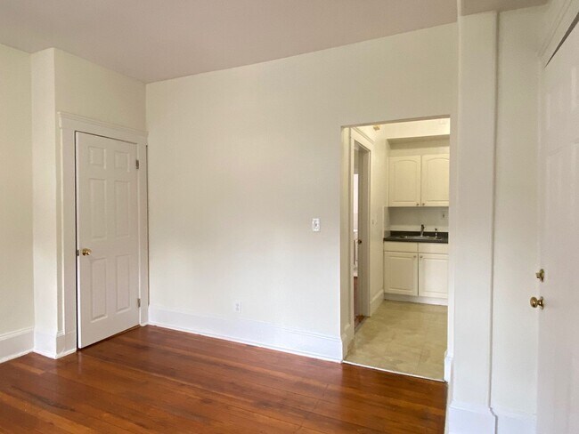 Foto del edificio - Large, sunny 1 bedroom unit located next t...