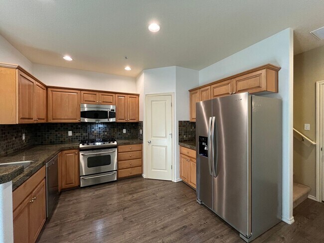 Building Photo - Cozy 3 Bed 2.5 Bath Townhouse in Bethany n...