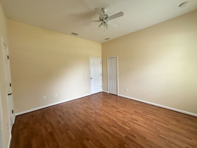 Building Photo - Ready for rent now!