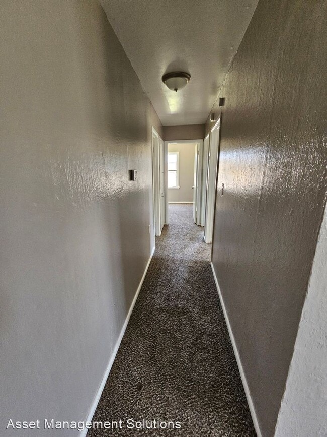 Building Photo - 4 br, 1 bath House - 4433 SE 41st st