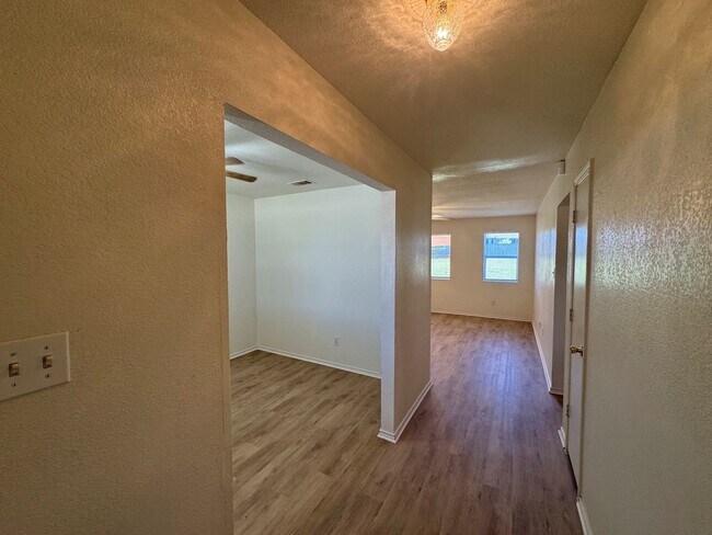 Foto del edificio - 4600 Greyhound Dr