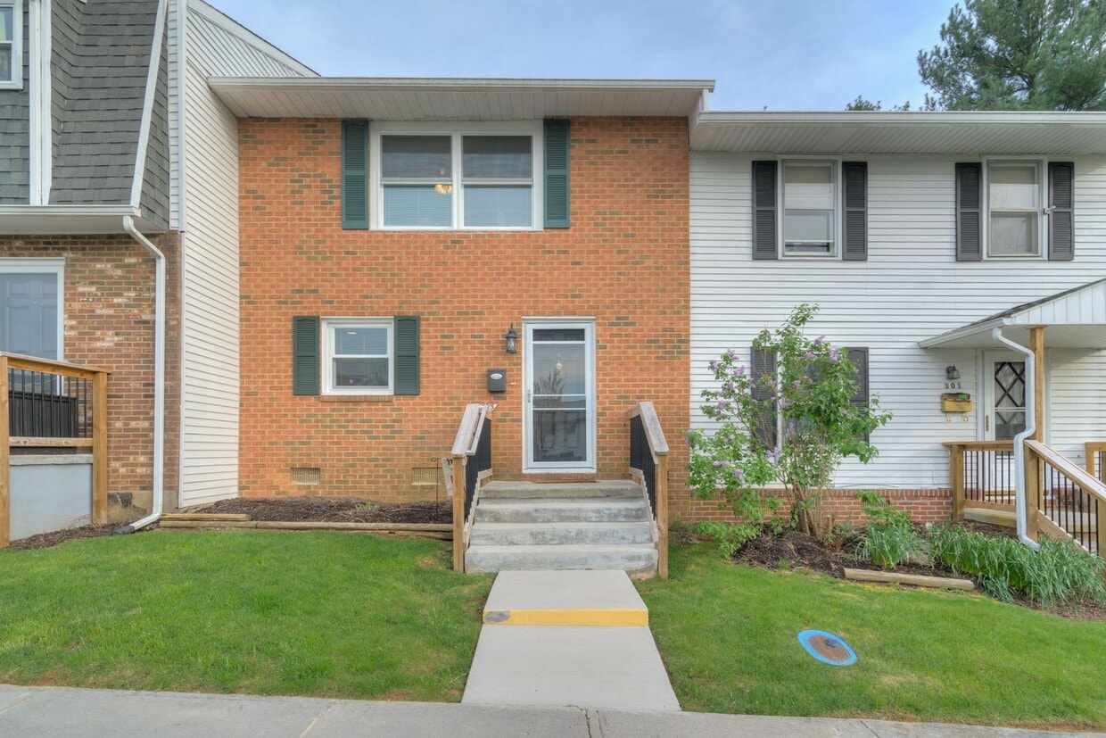 Primary Photo - 303 Fairfax Road | 3 Bed Townhome | Availa...
