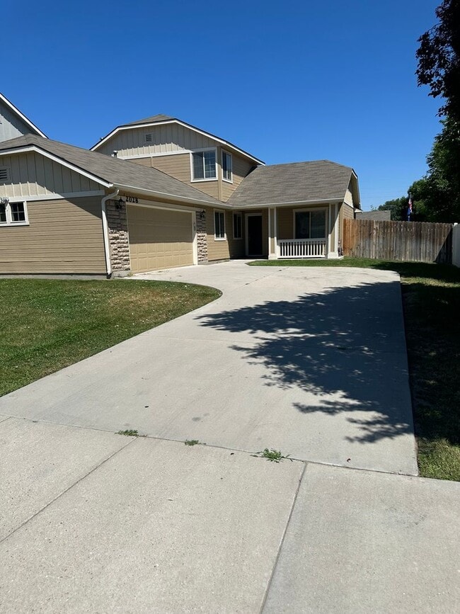 Foto del edificio - $1,995.00 / Ready Now this 4 bedroom home ...