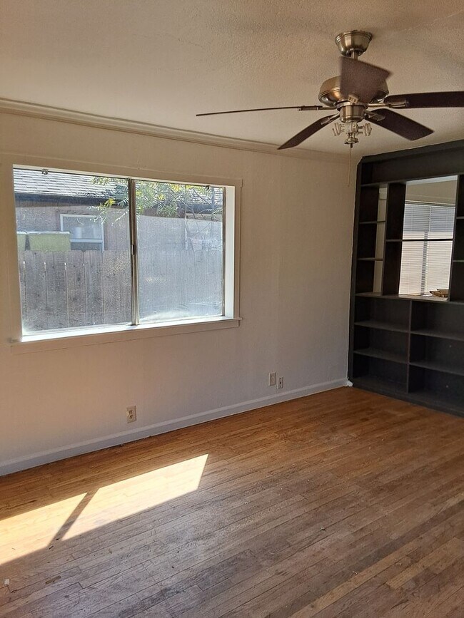 Building Photo - House plus studio!