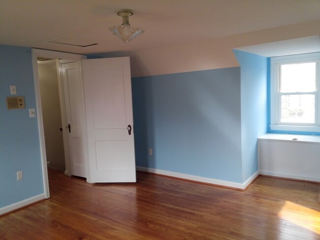 Top Floor - 146 S Barton St