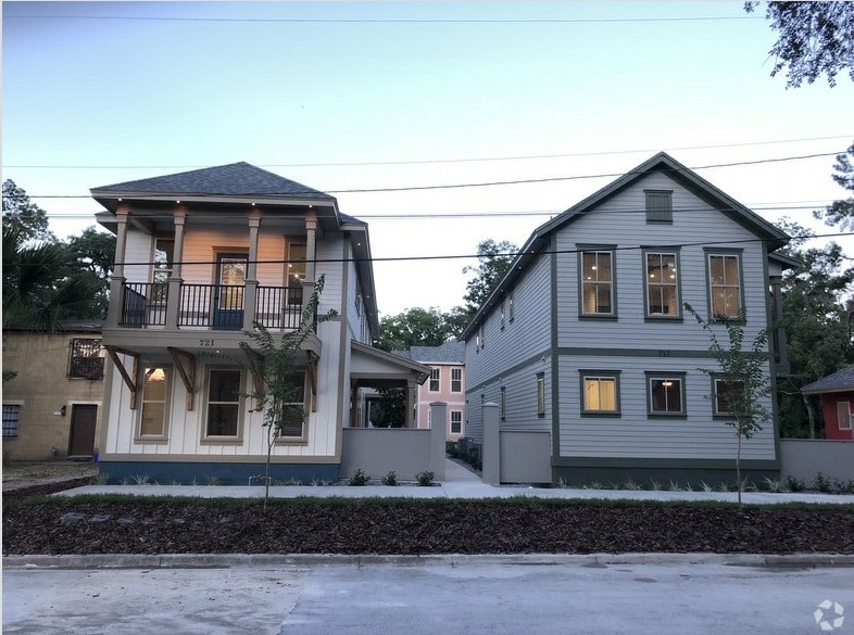 Primary Photo - 711 NW 10th St (Gainesville, FL)