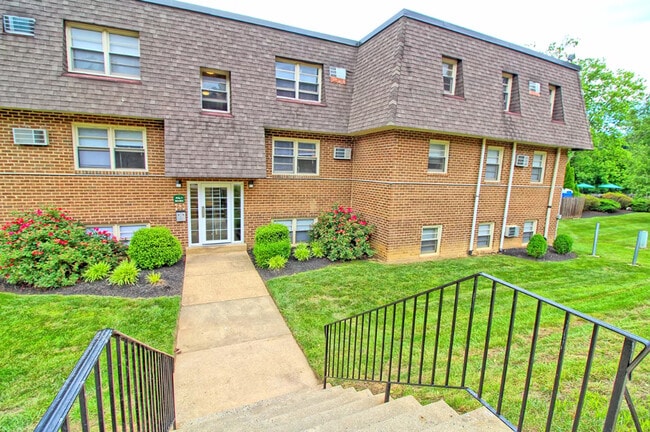 Building Photo - 618 Wharton Dr