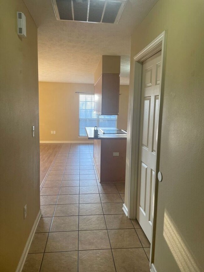Building Photo - Family Friendly Neighborhood in Greenbrier!