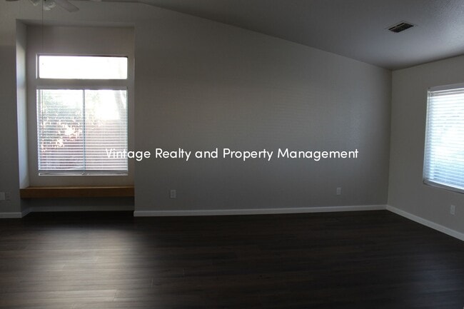 Building Photo - Recently Updated 3 Bedroom Home That Is Ready To Go!!!