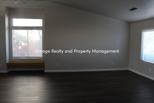 Foto del edificio - Recently Updated 3 Bedroom Home That Is Ready To Go!!!