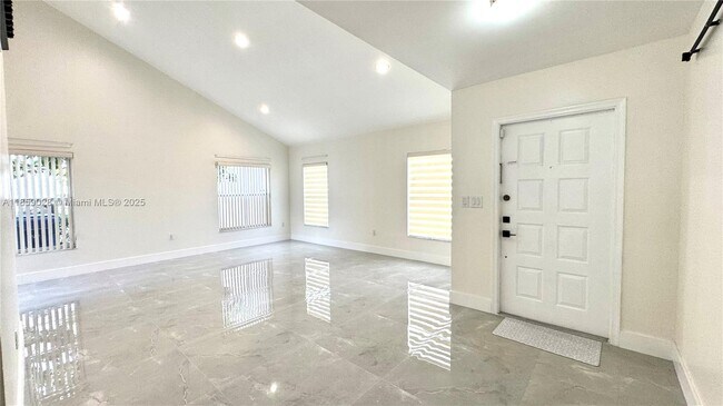 Foto del edificio - 18642 NW 54th Pl