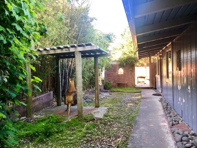 Bamboo Courtyard Entry - 1225 Spear Ave
