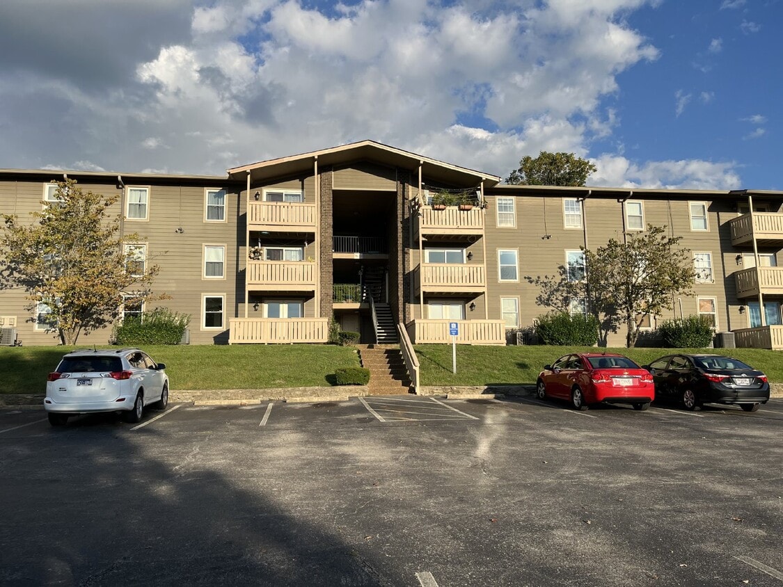 Primary Photo - 701 Ashlawn Pl
