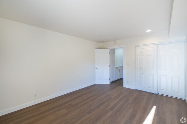 Interior Photo - Enclave 693