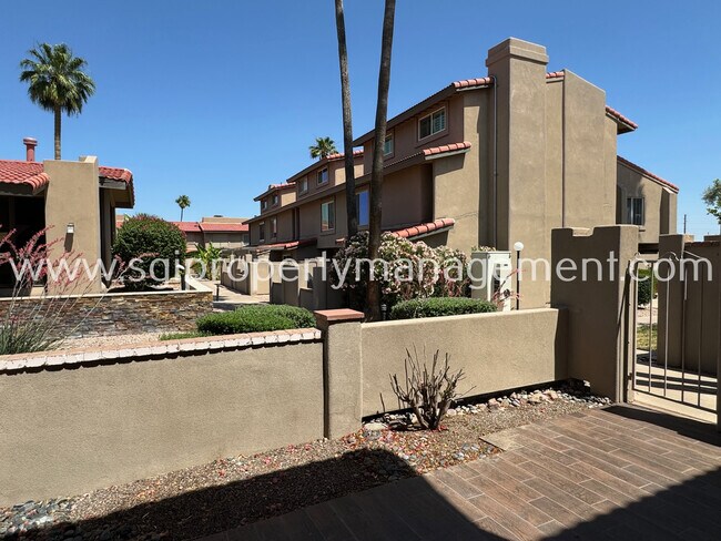 Building Photo - Modern Scottsdale home