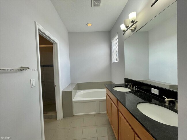 Foto del edificio - 3 br, 2.5 bath House - 746 NE 193rd St