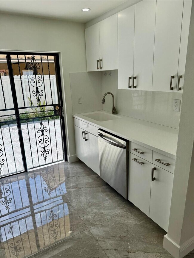 Foto del edificio - 2740 W 61st St
