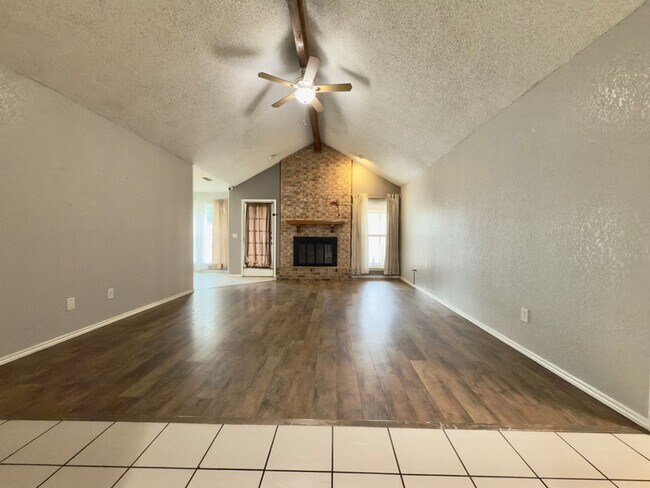 Building Photo - House For Rent