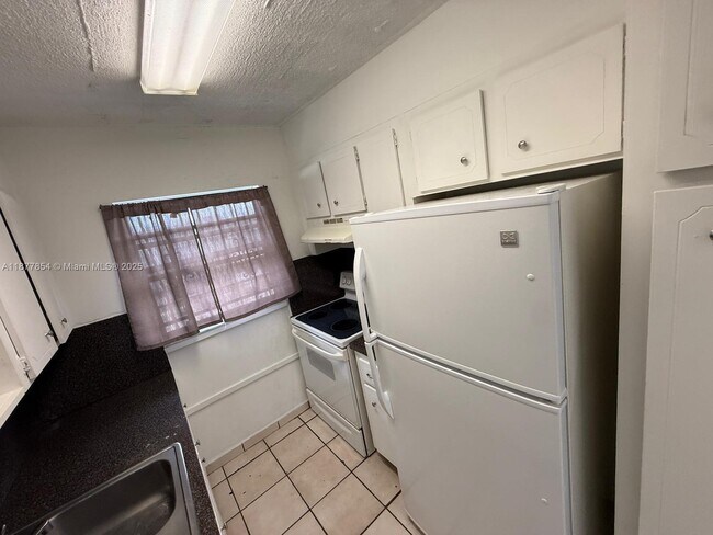 Building Photo - 1325 W 68th St