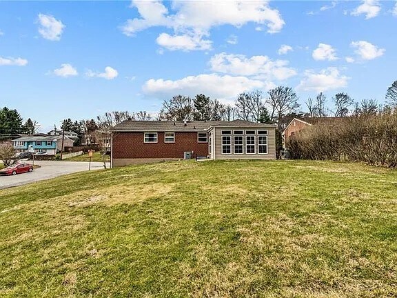 Building Photo - 353 Crescent Gardens Dr