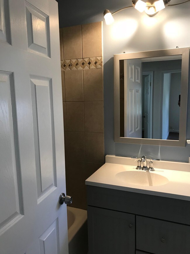 Foto del edificio - 212 E Broadway