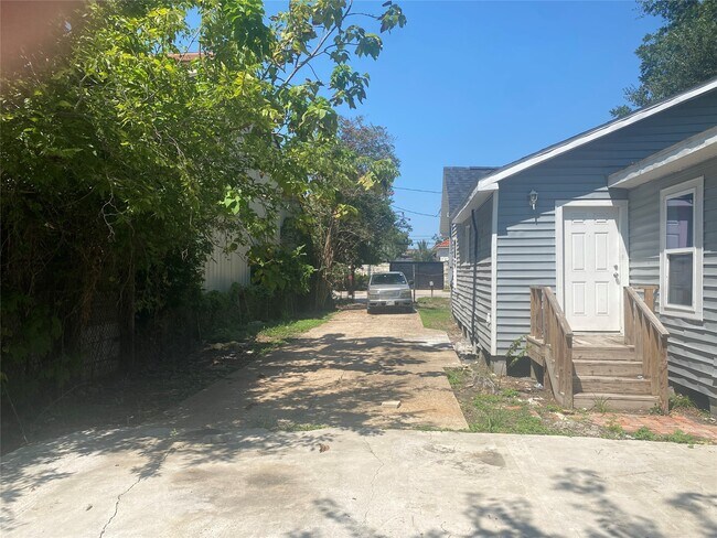 Building Photo - 7410 Longview St