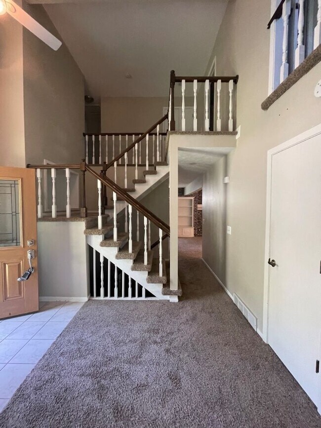 Building Photo - Large Home in Bellevue for Rent