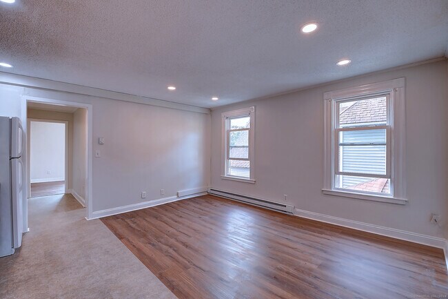 Building Photo - 159 Meadow St