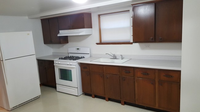 Kitchen - 6313 W Montrose Ave