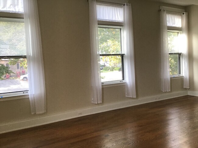 Living/dining room - 805 5th St